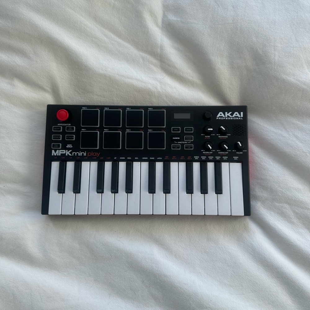 AKAI MPK Play Mini 1